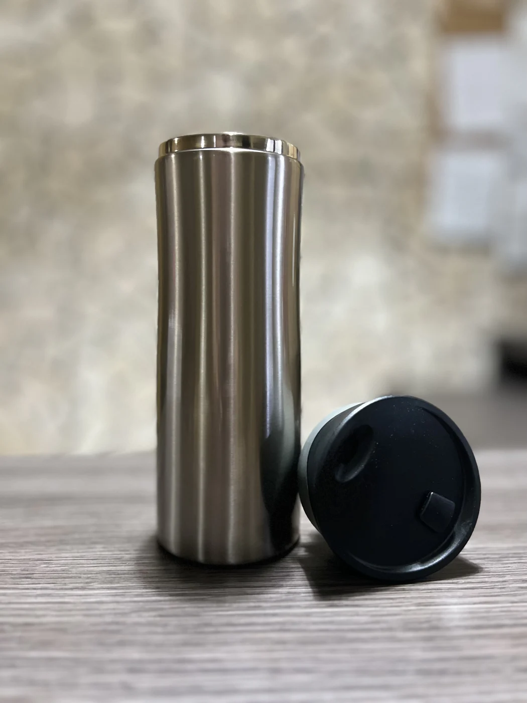 Termo de acabado metálico con tapa, una opción para consultar grabado personalizado